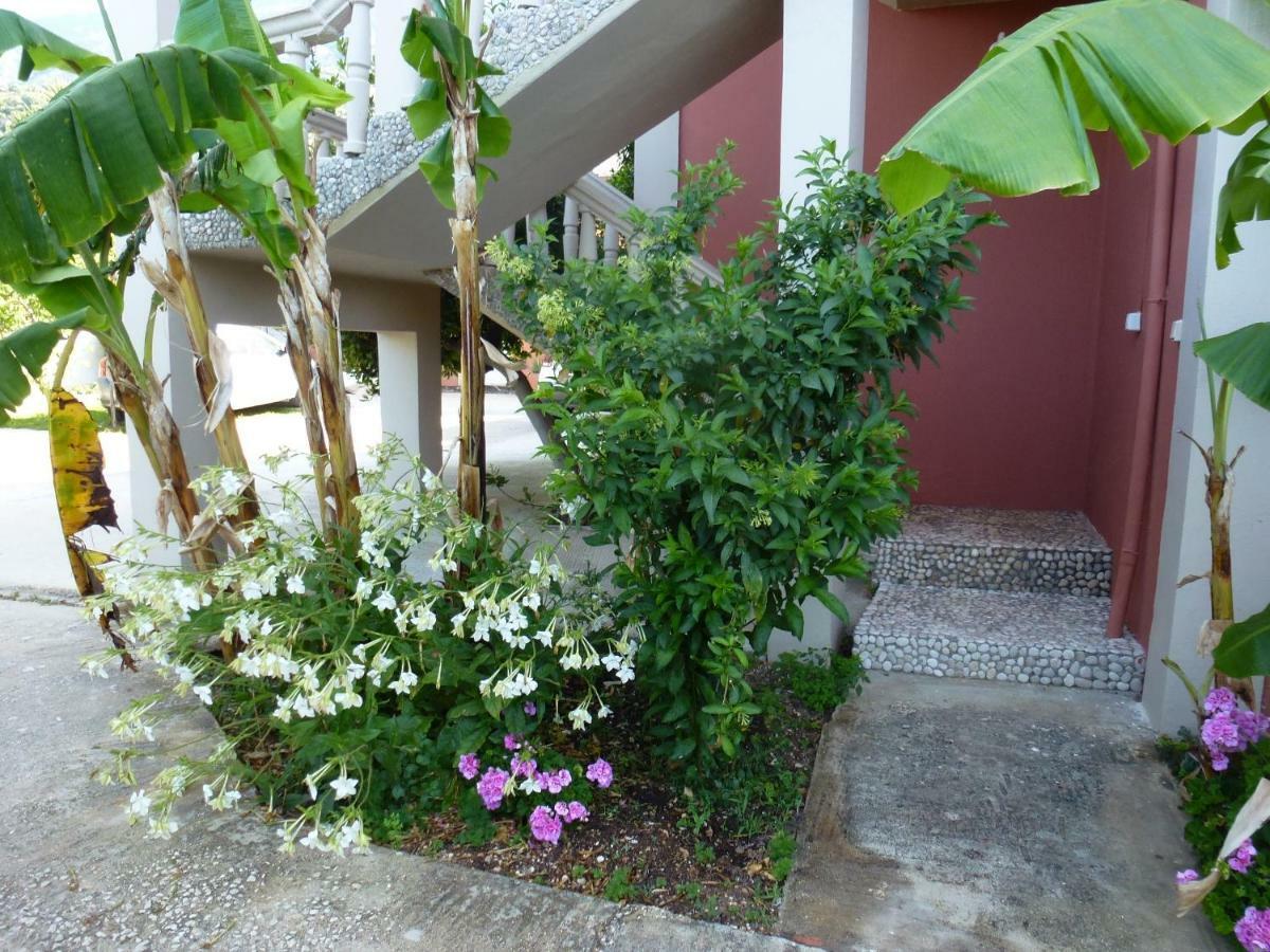 Marinos Studios At Lourdata Village 外观 照片